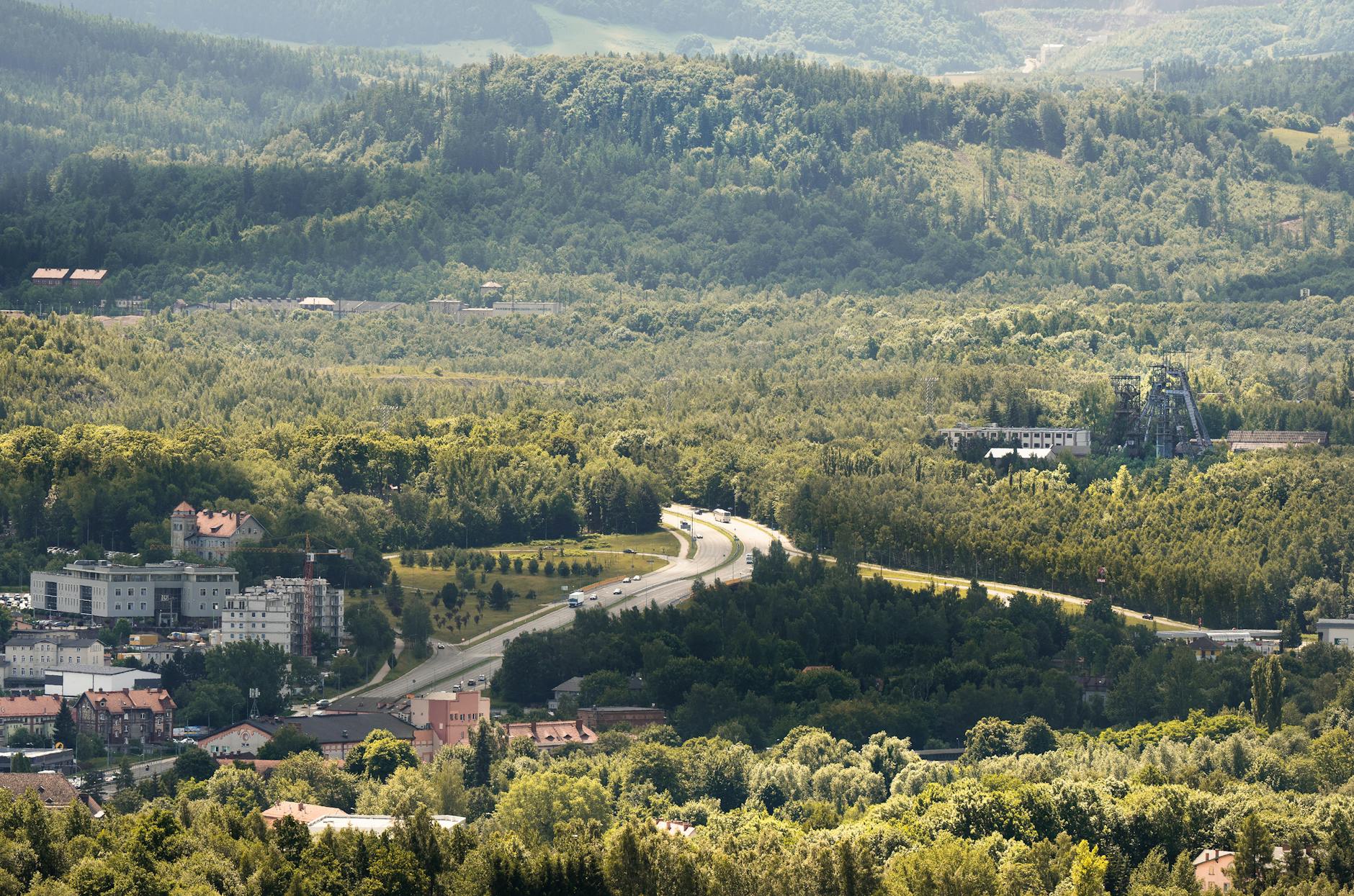 Wykres prezentujący jakość powietrza w Wałbrzychu, ze szczególnym uwzględnieniem pyłów PM10 i ich wpływu na zdrowie.